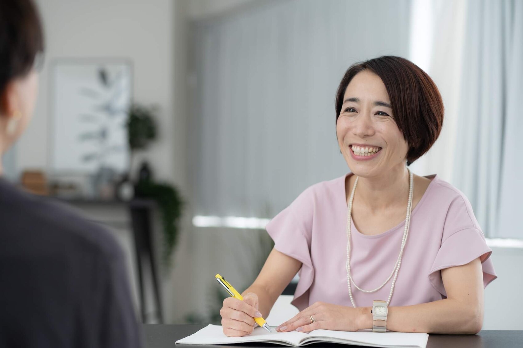 相談者の話を笑顔で聞く土居由紀子