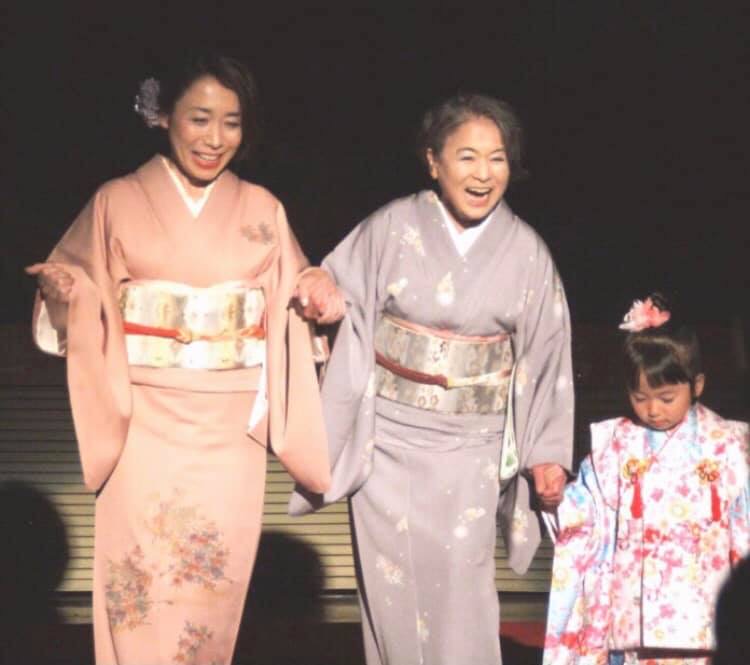 ファッションショーで手をつないで歩く母、土居由紀子、娘の三世代