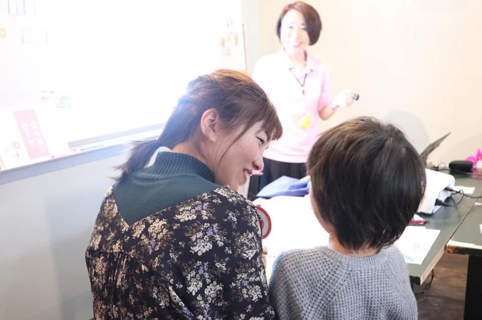 講座の中で顔を合わせて話し合う親子と、見守る土居由紀子